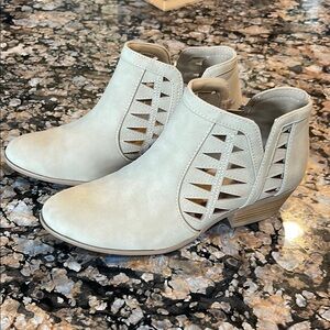 Women’s tan short boots. EUC, size 8.5